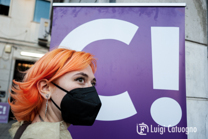 Ragazza in Arancio con Logo